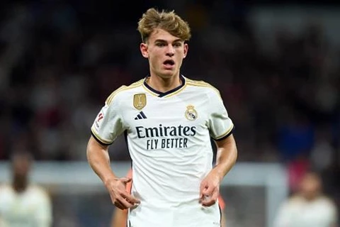 توتنهام يستهدف نيكو باز لتعويض خسارة إيزي